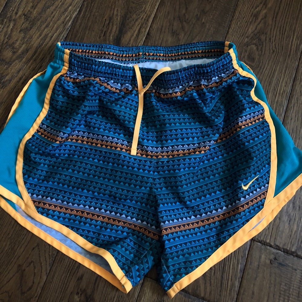 nike shorts size girls large